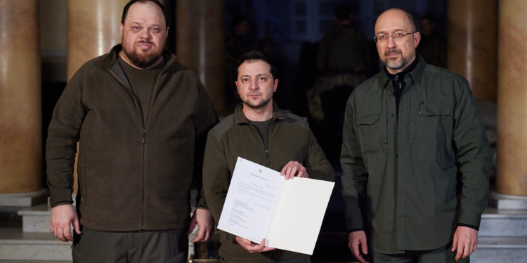 Президент Украины подписал заявку на вступление в ЕС (ФОТО)