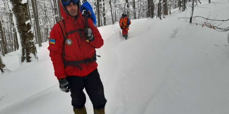 Турист з Миколаєва провалився в ущелину на Закарпатті – допомогли вибратися інші туристи (ФОТО)