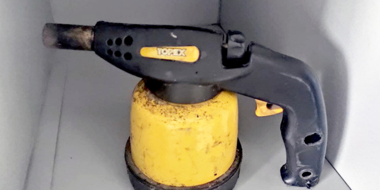 І навіть паяльна лампа: понад 160 заборонених предметів принесли з собою в січні 2022 року відвідувачі судів на Миколаївщині (ФОТО)