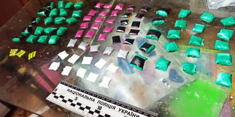 Более 50 наркозакладок ежедневно: за сбыт наркотических средств и психотропов полицейские задержали жительницу Николаева (ФОТО)