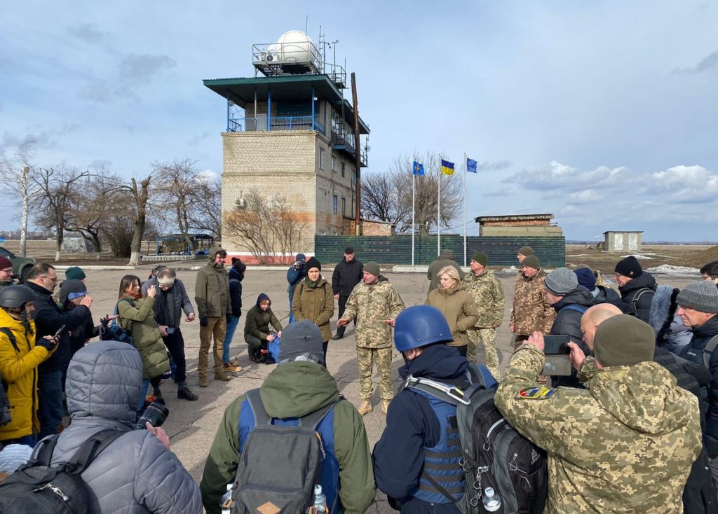 Як доказ відсутності агресивних намірів з боку України: на лінію зіткнення на Донбасі приїхала група урядовців, нардепів та журналістів (ФОТО) 8