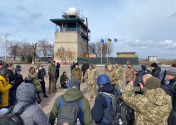 Як доказ відсутності агресивних намірів з боку України: на лінію зіткнення на Донбасі приїхала група урядовців, нардепів та журналістів (ФОТО)