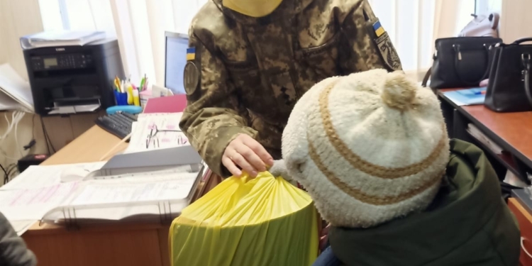 На Донеччині морпіхи передали гуманітарну допомогу, яку зібрали діти Миколаєва (ФОТО)