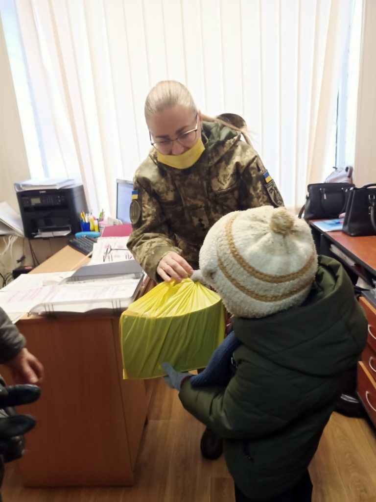 На Донеччині морпіхи передали гуманітарну допомогу, яку зібрали діти Миколаєва (ФОТО) 8