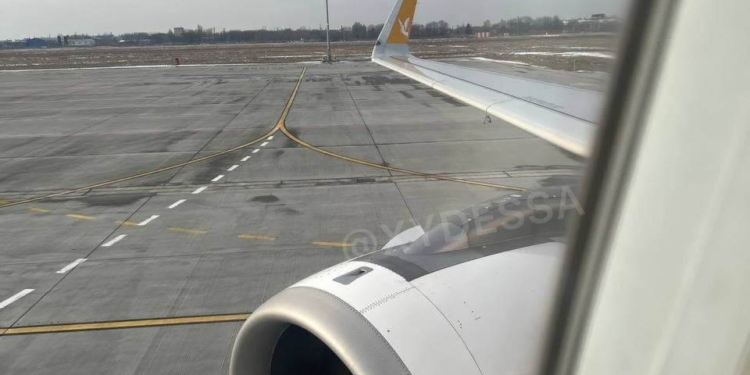 Помоги себе сам. Пассажир перед вылетом из Одессы в Стамбул увидел, что крышка топливного бака висит – самолет успели задержать (ФОТО, ВИДЕО)