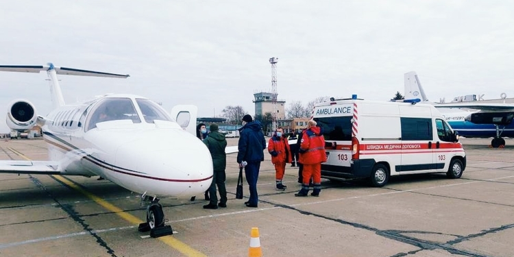 Николаевский аэропорт принял спецсамолет из Финляндии с жителем Николаевщины, жизнь которого была под угрозой (ФОТО)