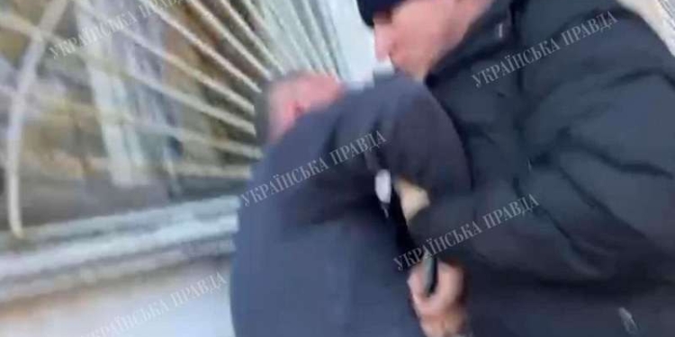 Журналист Ткач заявил о нападении на его съемочную группу в аэропорту Днепра в день рождения Коломойского