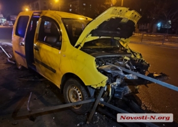 В Николаеве Renault врезался в отбойник: стальная балка пробила авто насквозь