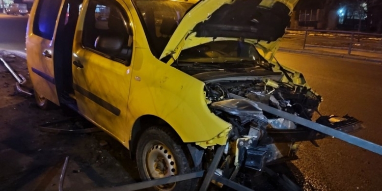 В Николаеве Renault врезался в отбойник: стальная балка пробила авто насквозь