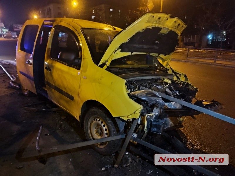 В Николаеве Renault врезался в отбойник: стальная балка пробила авто насквозь