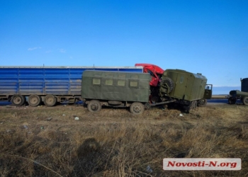 Под Николаевом зерновоз врезался в колонну военных автомобилей (ВИДЕО)