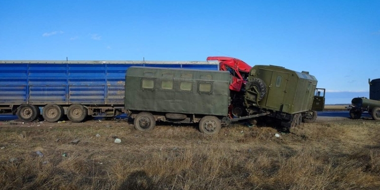 Под Николаевом зерновоз врезался в колонну военных автомобилей (ВИДЕО)