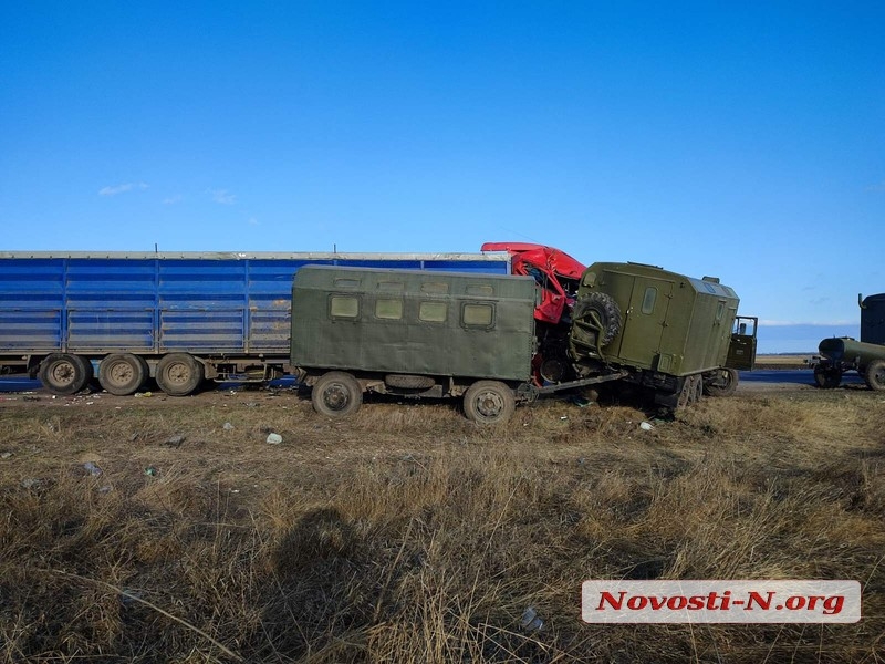 Под Николаевом зерновоз врезался в колонну военных автомобилей (ВИДЕО) 1