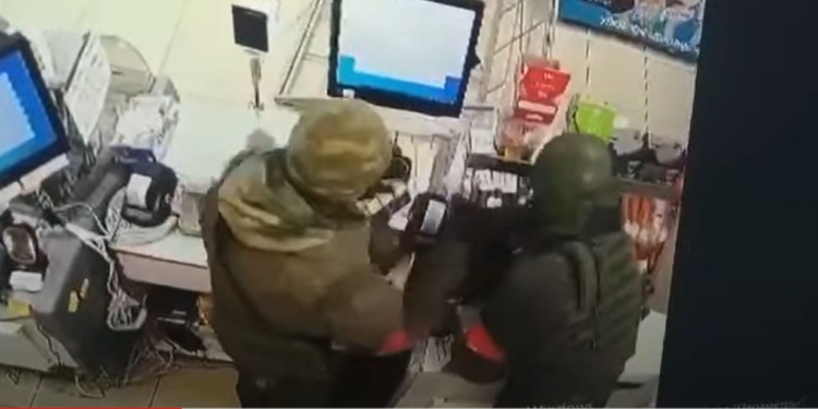 Российские мародеры-захватчики разграбили магазин на Сумщине (ВИДЕО)