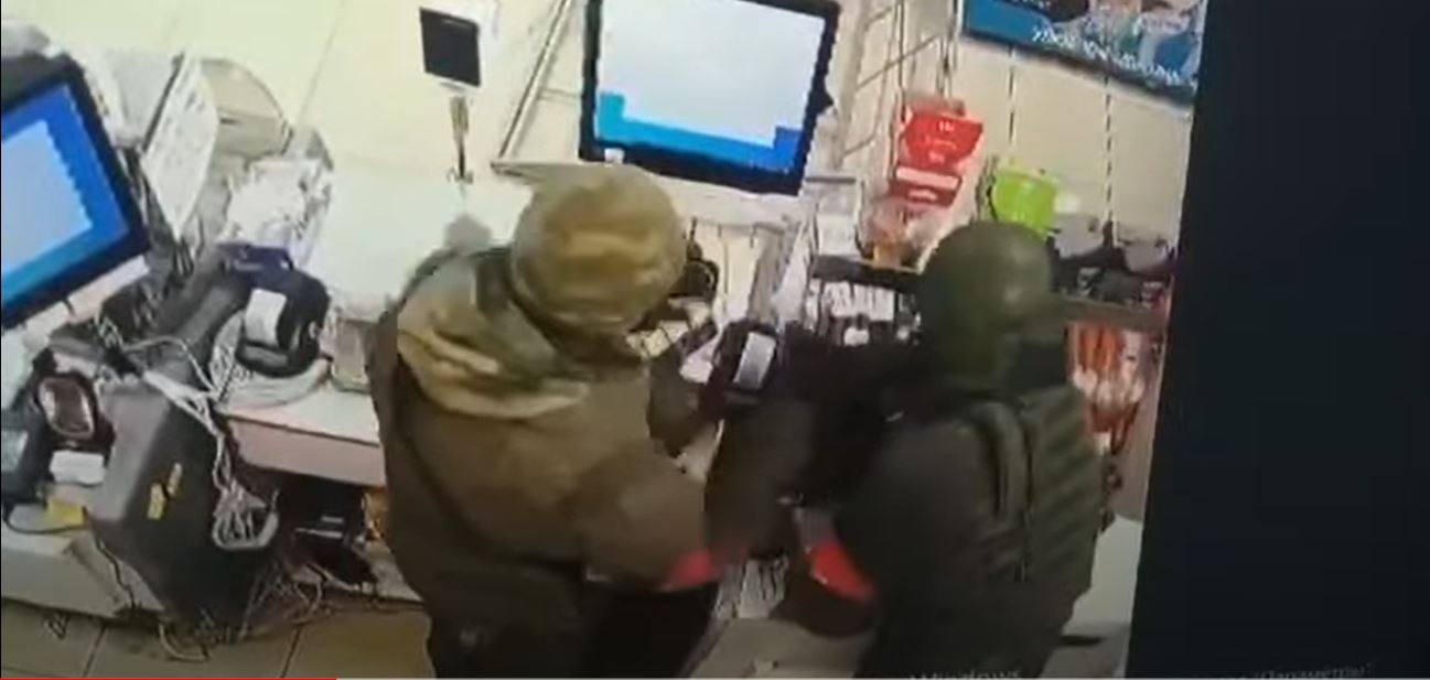 Российские мародеры-захватчики разграбили магазин на Сумщине (ВИДЕО)