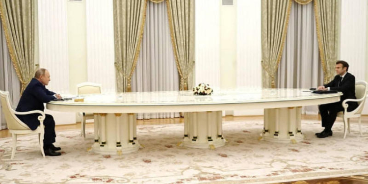 Неожиданно. Раскрыта тайна безразмерного стола на встрече Путина с Макроном