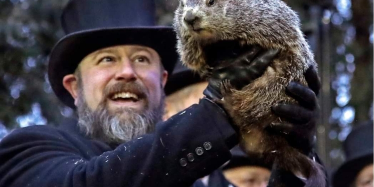 Американский сурок Фил предсказал еще 6 недель зимы (ФОТО)