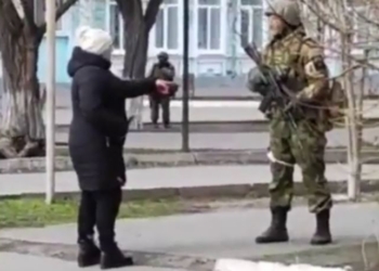 “Вы хоть семечки в карман положите, чтобы подсолнухи проросли, когда вы ляжете”. В Геническе женщина наехала на оккупанта (ВИДЕО)