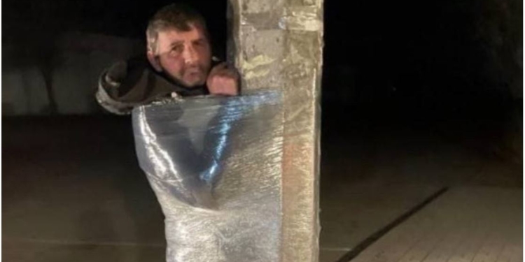 К позорному столбу. В Николаеве поймали мародера в поврежденном обстрелом строительном маркете (ФОТО)