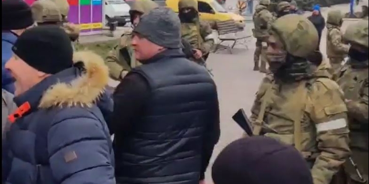 “Покажи лицо”! В Бердянске горожане устроили теплый прием оккупантам (ВИДЕО)