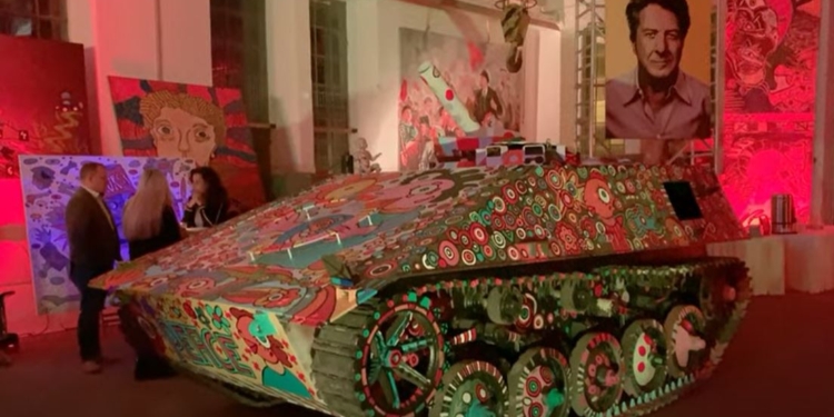 Помощь идет. Немецкий художник хочет привезти на границу Украины и РФ “танк весны” (ФОТО)