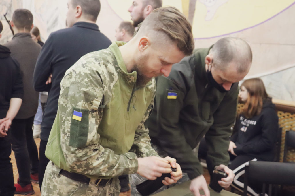 «Не паникуй! Готовься!»: в Николаеве прошли очередные занятия для гражданских (ФОТО) 17