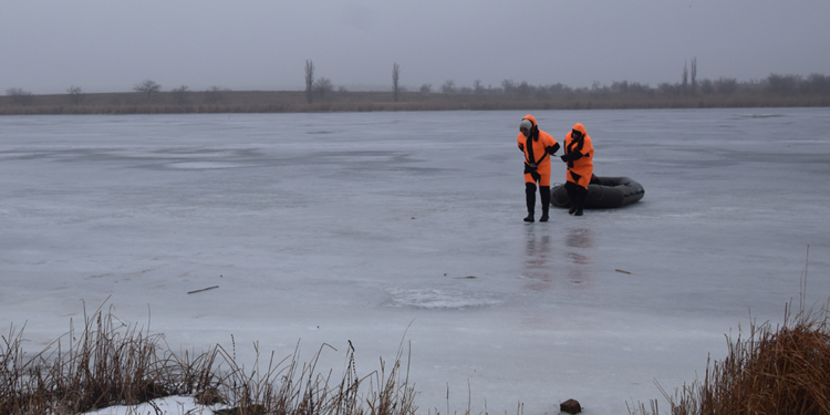 Под Николаевом мужчина провалился под лед на Ингуле. Как спасали (ФОТО, ВИДЕО)