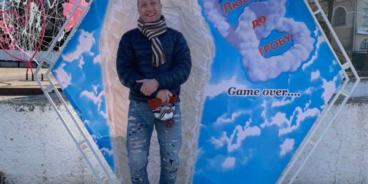 “Любовь до гроба” и жизнь не вечна – в Калуше обустроили ритуальну фотозону (ФОТО)