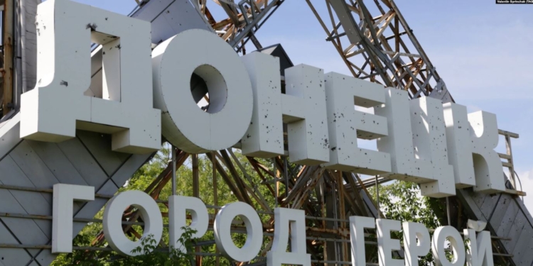 “Такого не видели за 8 лет”. Огромное количество танков и бронетехники РФ зашло в Донецк