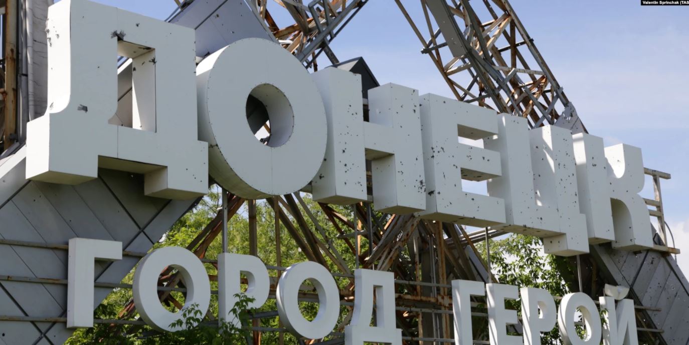 “Такого не видели за 8 лет”. Огромное количество танков и бронетехники РФ зашло в Донецк