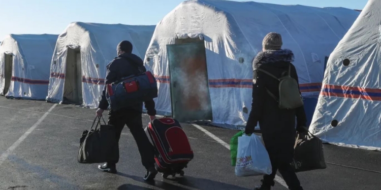 Принудительно эвакуированных с Донбасса в РФ снова хотят отправить на север. Чем это закончилось в прошлый раз?