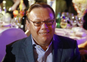 Один из самых богатых людей России, владелец “Альфа Банка” Михаил Фридман, осудил вторжение России в Украину