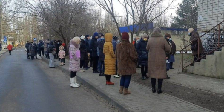 Николаевцы часами стоят в очередях  на бесплатные ПЦР-тесты (ВИДЕО)