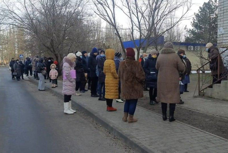 Николаевцы часами стоят в очередях на бесплатные ПЦР-тесты (ВИДЕО)