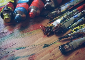 Хозяйка научила овчарку рисовать картины и начала на этом зарабатывать (ВИДЕО)