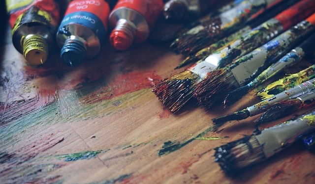 Хозяйка научила овчарку рисовать картины и начала на этом зарабатывать (ВИДЕО)