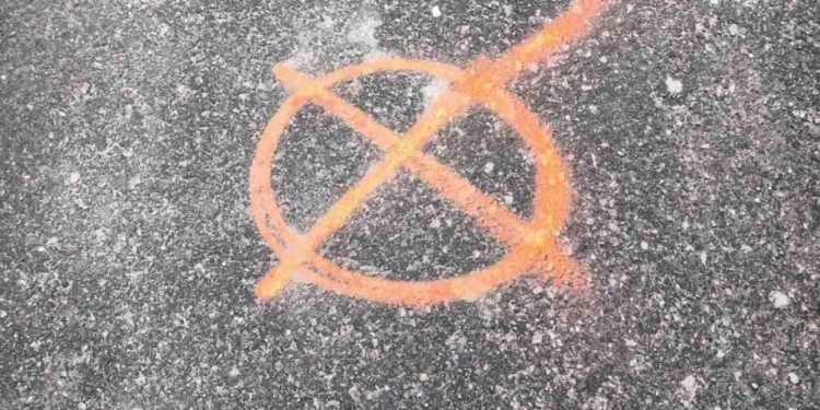 Укравтодор призывает граждан уничтожать такие знаки на дорогах (ФОТО)