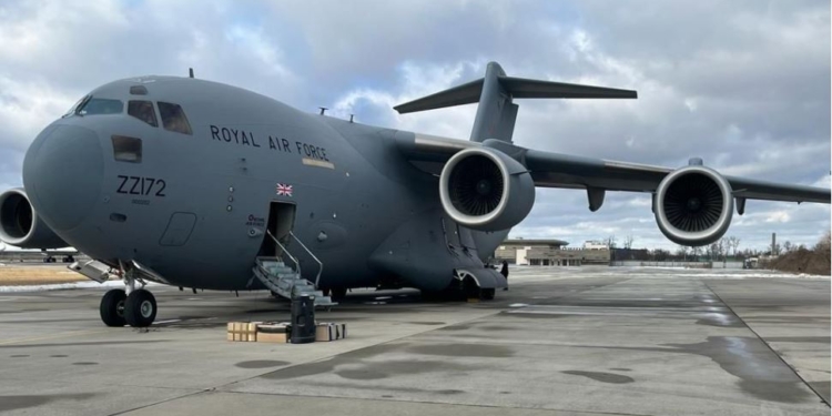 Еще один самолет с военной помощью из Британии приземлился в Украине (ФОТО, ВИДЕО)
