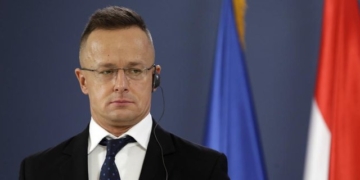 Венгрия не блокирует отключение России от SWIFT и хочет организовать мирные переговоры