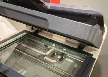 Новозеландец потерял паспорт, а через 2 года нашел его под крышкой сканера