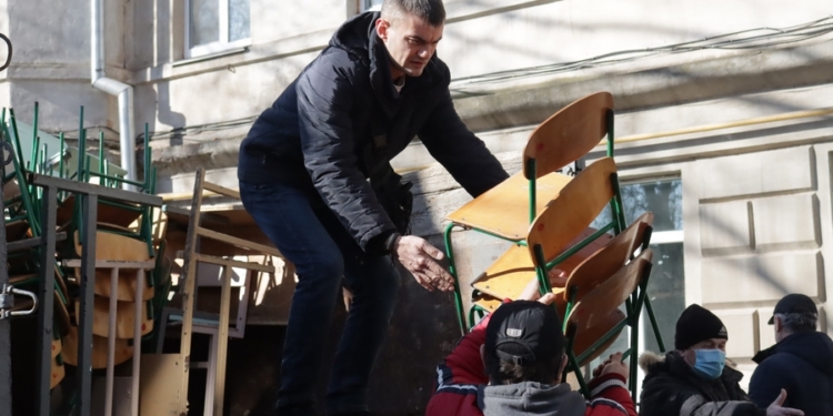В Николаеве мэрия отчиталась об “оборудовании убежищ”: завезли старые школьные столы и стулья