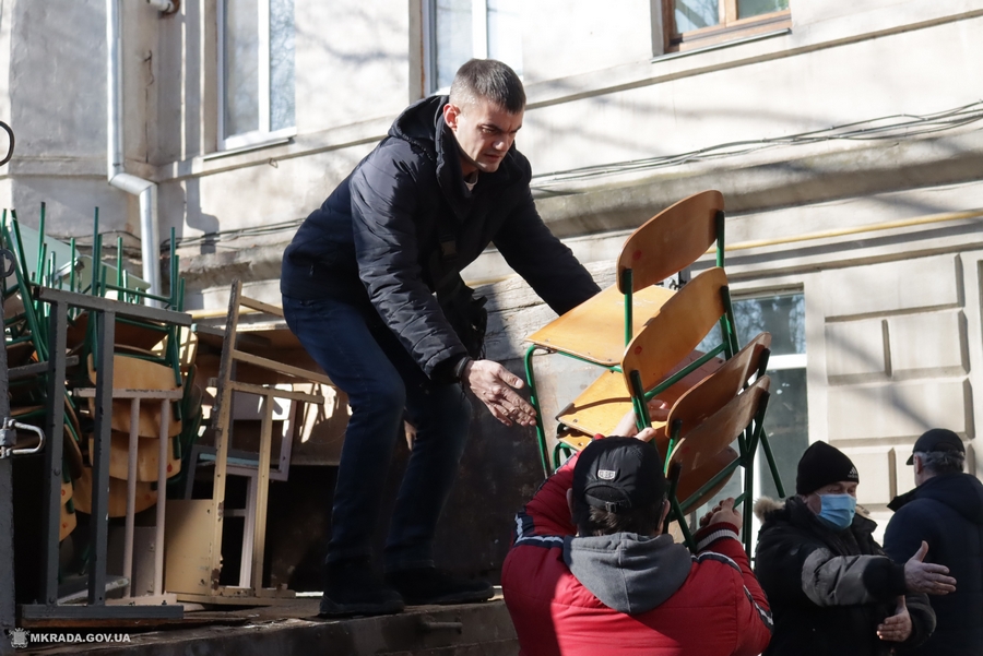 В Николаеве мэрия отчиталась об "оборудовании убежищ": завезли старые школьные столы и стулья 1