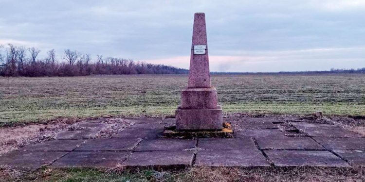 На Миколаївщині з пам’ятного знаку розстріляним під час II Світової війни мешканцям невідомі вкрали металевий паркан (ФОТО)