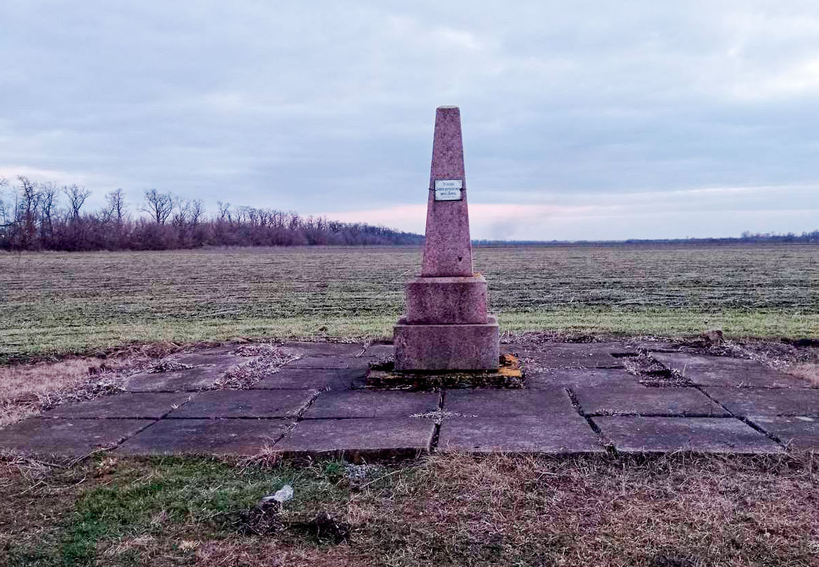 На Миколаївщині з пам’ятного знаку розстріляним під час II Світової війни мешканцям невідомі вкрали металевий паркан (ФОТО)