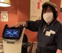 «Вот вам блюдо из вашего заказа, мяу» — в японском ресторане кот-робот работает официантом (ФОТО)