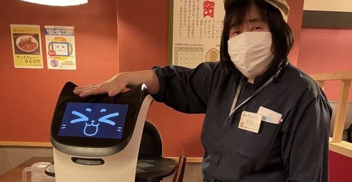 «Вот вам блюдо из вашего заказа, мяу» – в японском ресторане кот-робот работает официантом (ФОТО)