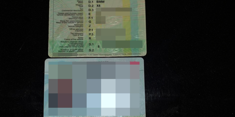 Миколаївські патрульні виявили реєстраційні документи на автівку з ознаками підробки (ФОТО)
