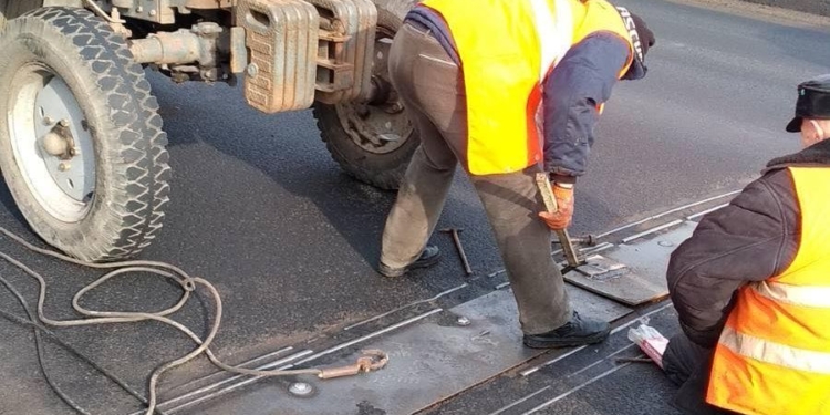 Не прошло и полгода. На Варваровском мосту в Николаеве снова экстренно ремонтировали деформационный шов (ФОТО)