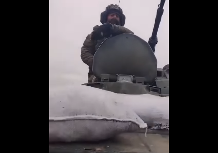 “Это не ваша земля”, – на Николаевщине  безоружный местный житель останавливал танки, россияне обстреливают Баштанку из “градов” (ВИДЕО)