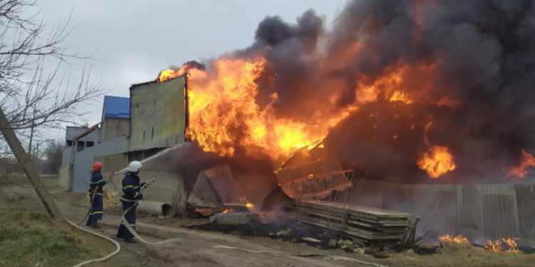 В Баштанке идет бой, горит магазин-склад в центре города